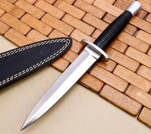 Cuchillo de Comando de Acero Inoxidable con Hoja de Punta de Lanza, Mango de Goma, Grosor de 0.6 mm, Funda Negra Incluida - Product Image 1