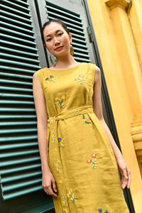 Vestido Maxi de Lino Amarillo Mostaza con Intrincados Motivos Florales Bordados a Mano, Tela de Lino Transpirable de Primera Calidad - Product Image 4