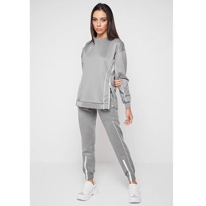 Conjunto Deportivo de Dos Piezas para Mujer, Color Gris con Ribete Blanco, Cierre Lateral con Cremallera, Top Holgado con Cuello Redondo, Pantalones Jogger con Cierre en el Tobillo, Estilo Casual - Product Image 1