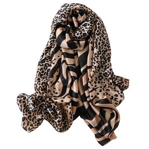 Écharpe en soie à impression numérique personnalisée avec votre propre design, fournisseur d'écharpes en soie, écharpe en soie de mûrier pure pour femmes - Product Image 1