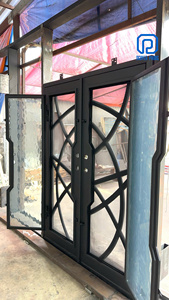 Puerta de Entrada de Hierro Forjado Ornamental Moderna 2026 con Diseño Gráfico para Villas al Aire Libre, Hecha en Vietnam - Product Image 3