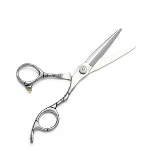 Ciseaux de barbier en acier inoxydable à haute teneur en carbone, design tendance argenté, taille personnalisée, ensemble professionnel pour salon de coiffure - Product Image 3