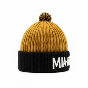 Bonnet en tricot personnalisé jaune et noir avec pompon, bordure côtelée, chaud pour l'hiver, avec logo brodé - Product Image 3
