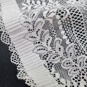 Tela de encaje elástica ligera con diseño floral de hojas, de nailon y elastano, con borde festoneado y estructura de banda de punto por urdimbre, para ropa interior y prendas de boda. - Product Image 3