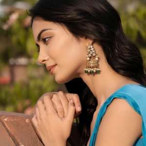 Boucles d'oreilles Jhumki en argent sterling 925 Antique Gajaah, style Royal Jadau Kundan et perles, avec perles vert émeraude, plaquées or, ensemble de boucles d'oreilles - Product Image 1