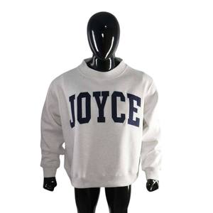 Sweat-shirt gris clair à col montant avec grande lettre bleu foncé sur le devant, coupe droite, manches longues, poignets et ourlet côtelés, personnalisation du logo - Product Image 4