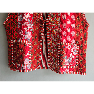 Chaleco acolchado rojo con estampado floral para mujer, estilo denim con patchwork, sin mangas, con bolsillos, para uso casual, regalo para ella. - Product Image 5