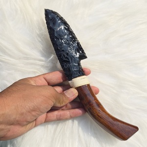 Couteau en obsidienne noire fait main, lame en cristal avec manche en bois, poignard rituel, décoration d'autel spirituel, cadeau pour collectionneur - Product Image 1