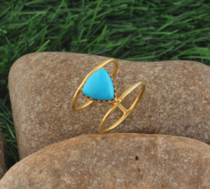 Bague de Fiançailles et de Mariage en Argent Plaqué avec Turquoise Triangulaire, Double Bande et Pierre Précieuse Trillion, Bijoux Fins Personnalisés en Gros pour Homme - Product Image 5