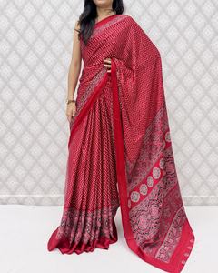 Sari en soie moderne de qualité supérieure, doux et élégant, avec un design de bordure traditionnel, et un chemisier non cousu assorti pour les fêtes - Product Image 2