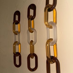 Décoration murale tendance en résine, chaîne faite à la main, colorée, à suspendre, accent d'intérieur moderne et luxueux pour les espaces domestiques, finition élégante. - Product Image 5