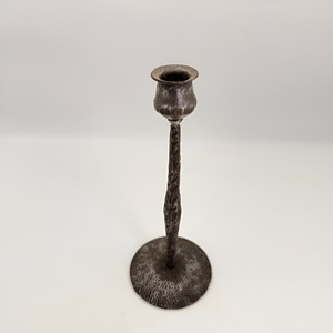 Support de bougie artisanal en fer noir, style rustique, avec tige torsadée et finition martelée, pour décoration intérieure - Product Image 3