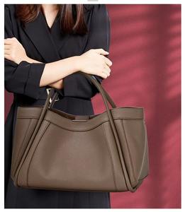 กระเป๋าสะพายไหล่หนังแท้กันน้ำสำหรับผู้หญิง ดีไซน์หรูหรา สีน้ำตาลอมเทา หูหิ้วคู่ จุของได้เยอะ มีช่องใส่ของหลายช่อง - Product Image 4