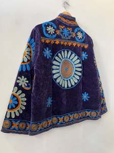 Veste brodée Suzani faite à la main, aspect velours riche, motif floral multicolore, style vintage, mode ethnique, artisanale, pour festival - Product Image 6
