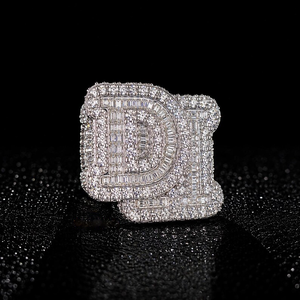 Anillo de Lujo con Inicial, Diamante Moissanite VVS, Plata de Ley 925, Estilo Hip Hop, Unisex, Corte Baguette Personalizado, Bañado en Rodio - Product Image 1