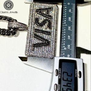 จี้วีซ่าประดับมอสซาไนต์เงินแท้ 925 จาก Charm Jewells ชุบโรเดียม ฝังเพชรแบบไมโคร สำหรับผู้ชาย สไตล์ฮิปฮอป เหมาะสำหรับใส่ทุกวัน - Product Image 2