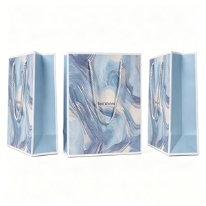 Sacs cadeaux imprimés marbre artistique en tons bleus avec message de vœux et poignées en corde torsadée pour marques de luxe de beauté ou de bien-être - Product Image 2