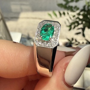 Anillo de cóctel de plata 925 para hombre con esmeralda, corte ovalado, engaste pavé, estilo geométrico clásico, joyería fina - Product Image 3
