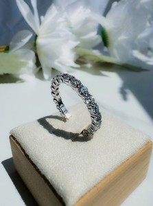 Bague de mariage demi-éternité en or blanc 14 carats plaqué de haute qualité, sertie de petits diamants de laboratoire de 3 mm, qualité VVS1, certifiée IGI - Product Image 5
