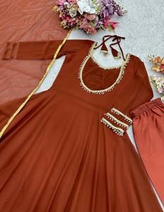 ชุดเดรสยาวแบบ Anarkali สีน้ำตาล ปักลายบนผ้าเรยอน พร้อมผ้าคลุมไหล่ ชุดประจำชาติอินเดีย-ปากีสถานสำหรับผู้หญิง - Product Image 4