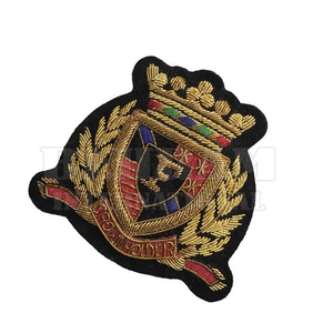 Parche bordado a mano personalizado con hilo metálico, de fieltro no tejido, para coser, con hilo metálico dorado, diseño de corona y escudo, para uniforme y blazer de lujo - Product Image 3
