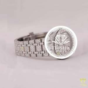 Reloj de Lujo con Diamantes Moissanite, Completamente Cubierto de Piedras, con Incrustaciones a Mano de Piedras Redondas Brillantes y Acabado en Oro Blanco - Product Image 5