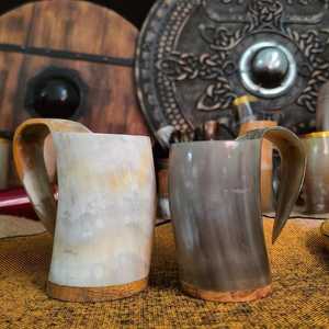Jarra de Cuerno Vikinga Hecha a Mano – Jarra de Cerveza de Cuerno de Búfalo con Grabado Romántico – Decoración Rústica para Bar en Casa, Decoración para Cuarto de Hombre, Personalizable - Product Image 2