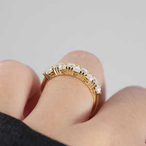 Anillo de media eternidad con corte trillón de moissanita, rodio original con plata 925, regalo para fiesta, estilo único, joyería sorpresa - Product Image 3