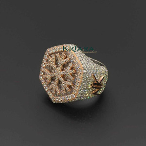 Bague Cocktail Homme Plaqué Or Rose Moissanite Forme Flocon de Neige Sertissage Pavé Style Hip-Hop Bijoux - Product Image 1