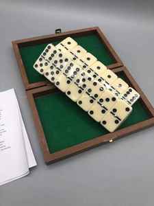 Jeu de dominos en résine fait main, double six, 28 pièces dans un coffret en bois avec doublure en feutre vert, jeu de collection - Product Image 2
