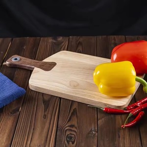 Planche à découper rectangulaire en bois naturel éco-responsable avec poignée intégrée et trou de suspension, compatible lave-vaisselle - Product Image 5