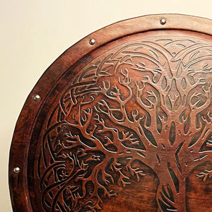 Bouclier Viking Traditionnel en Bois Forme Ronde Style Nordique Fait Main pour Costume Historique et Décoration Intérieure - Product Image 2
