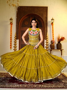 Ensemble Lehenga en coton jaune imprimé au bloc, haut brodé sans manches, jupe plissée longue, tenue traditionnelle indienne pour festival - Product Image 4