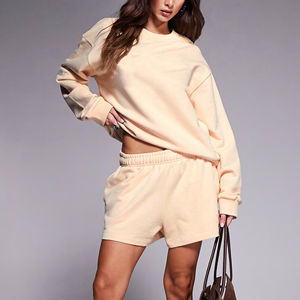 Conjunto de dos piezas para mujer, fabricado en fábrica, personalizado, de gran tamaño, con hombros caídos, mangas largas, puños cosidos, cuello redondo, sudadera y pantalones cortos. - Product Image 2