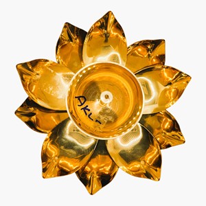 Lámpara de Latón con Diseño de Flor de Loto de YUVA EXPORTS, Decoración Tradicional para Mesa, para el Hogar, para Diwali, con Acabado Antiguo - Product Image 1