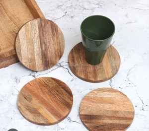 Juego de Posavasos Cuadrados de Madera de Nogal Hechos a Mano de Calidad Superior, Diseño Clásico Indio Ecológico, Tapete/Alfombrilla Única Artesanal de la India para Café - Product Image 1