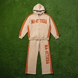 Ensemble survêtement streetwear pour homme, beige et orange, avec sweat à capuche zippé et pantalon large, panneau latéral contrastant et détails cloutés, personnalisable OEM ODM - Product Image 5