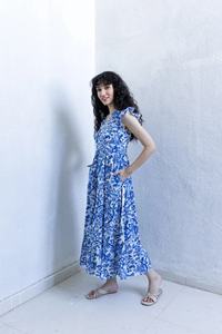 Vestido MIDI de algodón puro ajustado y acampanado con mangas extendidas y cuello en V estampado floral - Product Image 2