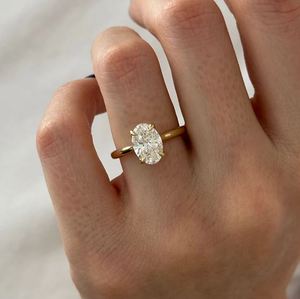 Anillo de Compromiso Solitario de Diamante Cultivado en Laboratorio de Corte Ovalado de 2 Quilates, Oro de 14K, Elegante Joya de Boda, Regalo para Ella - Product Image 3