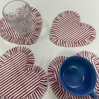 Sous-verres réutilisables en coton et lin à rayures rouges, imprimés à la main, motif cœur, style bohème, avec volants, cadeau de pendaison de crémaillère, faits à la main pour la table