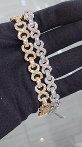 Pulsera de lujo con diamantes cultivados en laboratorio, redondos y en forma de baguette, con acabado en oro y plata. - Product Image 1