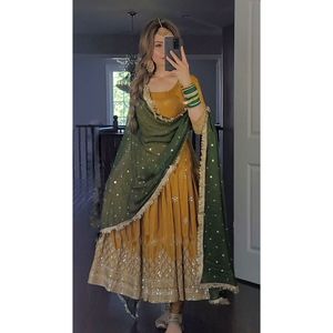 Vestido de Diseñador con Bordado Georgette y Lentejuelas, con Dupatta, Largo hasta el Suelo, Asimétrico, Amarillo Natural - Product Image 1