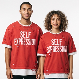 T-shirt unisexe oversize rouge vieilli à épaules tombantes, manches courtes, imprimé craquelé, motif lettres, style streetwear - Product Image 1
