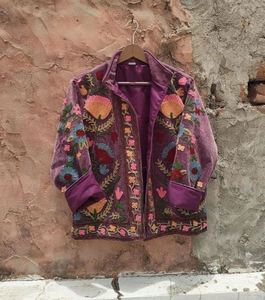 Veste courte d'hiver pour femme, brodée à la main style Suzani, avec rembourrage en coton matelassé, idéale pour la plage ou l'hiver - Product Image 1