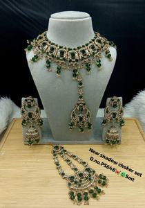 Parure de bijoux de luxe vintage en alliage plaqué rhodium avec strass en cristal : collier ras-du-cou, boucles d'oreilles, bague et Maang Tikka pour fiançailles - Product Image 2