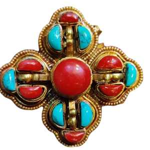 Colgante Religioso Tibetano Budista Hecho a Mano para Niños, de Piedra Natural Chapada en Oro de 0.5m, Marca Asthamangal, Hecho a Mano en Nepal - Product Image 2