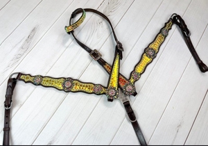 Nuevo y de gran venta 2026: Conjunto de cabezada y pechera para caballo con diseño de una oreja, patrón de rosas y conchos, adornos de latón. Precio al por mayor. - Product Image 2