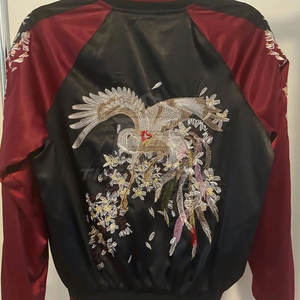 Veste Sukajan élégante pour homme, tissu satiné lisse, légère et confortable, style streetwear. - Product Image 4