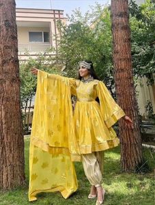 Robe Anarkali en soie rose exquise, avec col richement orné de fils dorés et manches évasées larges décorées. - Product Image 4