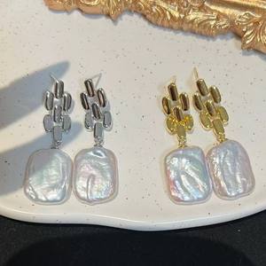 ต่างหูมุกบาโรกหรูหราเบาๆ สำหรับผู้หญิง รูปทรงธรรมชาติจากน้ำจืด ขายส่งจากจูจี้ พร้อมโซ่ - Product Image 2